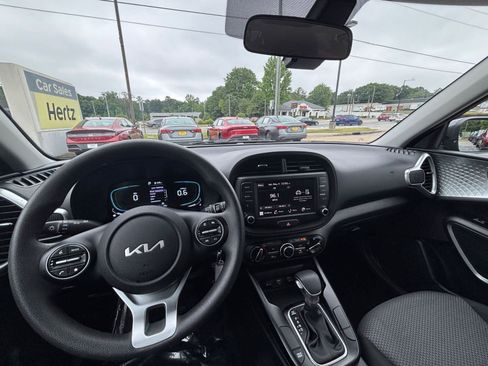 Used 2025 Kia Soul LX w/ LX Technology Package FWD image 32