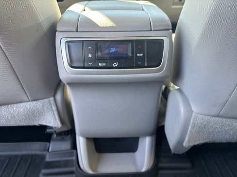 Used 2015 Toyota Highlander LE image 34