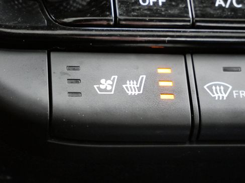 Certified 2022 Hyundai Elantra Limited w/ Preferred Accessory Package image 29