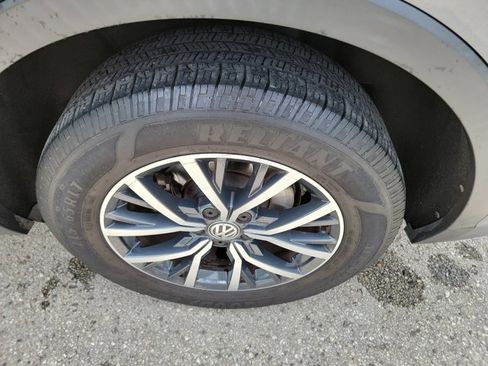 Used 2018 Volkswagen Tiguan SE w/ Panoramic Sunroof Package FWD image 12