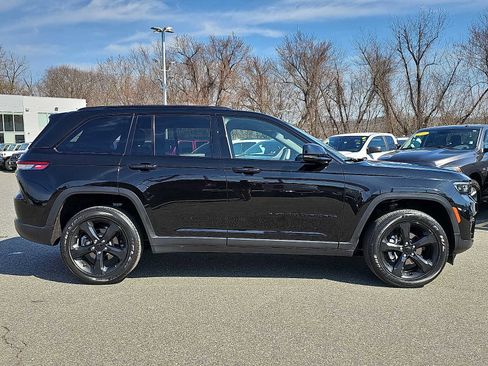 Used 2023 Jeep Grand Cherokee Altitude image 7