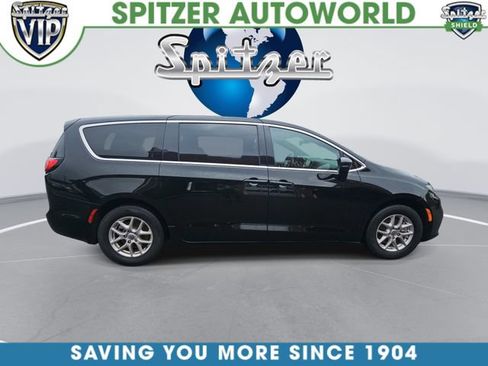 Used 2025 Chrysler Pacifica Select FWD image 1