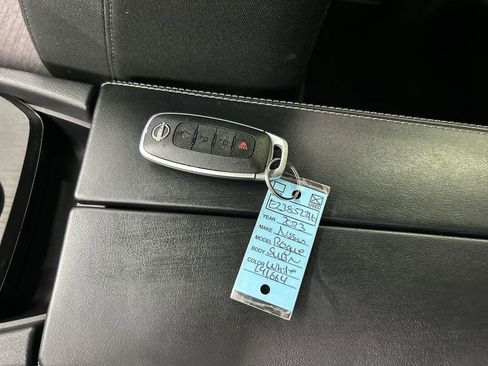 Used 2023 Nissan Rogue SV image 12