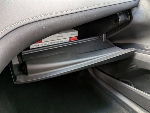 Used 2019 Toyota Camry SE image 32