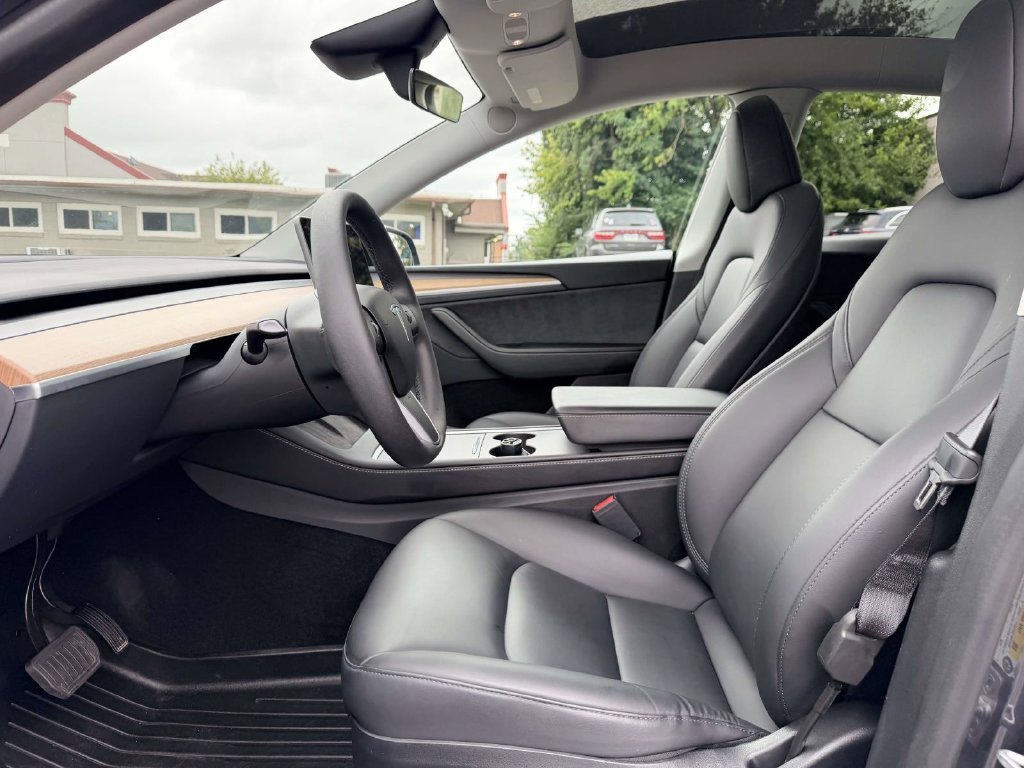 Used 2024 Tesla Model Y Long Range AWD/4WD image 19