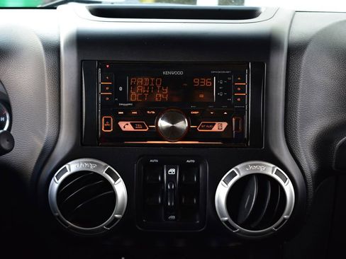 Used 2017 Jeep Wrangler Unlimited Rubicon w/ Connectivity Group AWD/4WD image 26