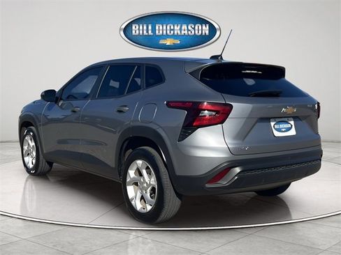 Used 2025 Chevrolet Trax LS w/ LS Convenience Package image 5