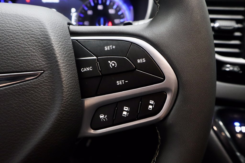 Used 2026 Chrysler Pacifica Select FWD image 31