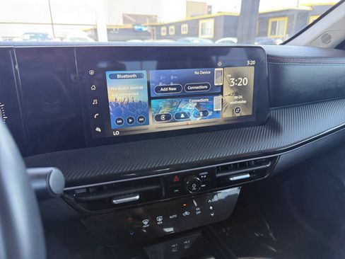 Used 2025 Nissan Kicks SR FWD image 16