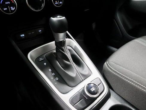 Certified 2025 Hyundai Venue SEL image 37