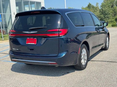 Used 2023 Chrysler Pacifica Touring-L FWD image 4