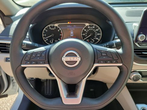 Used 2025 Nissan Altima 2.5 SV FWD image 17