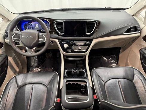 Used 2024 Chrysler Pacifica Limited image 4