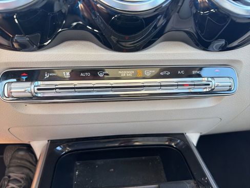 Used 2023 Mercedes-Benz GLB 250 4MATIC image 32