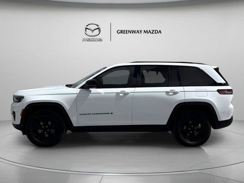 Used 2025 Jeep Grand Cherokee Altitude AWD/4WD image 2