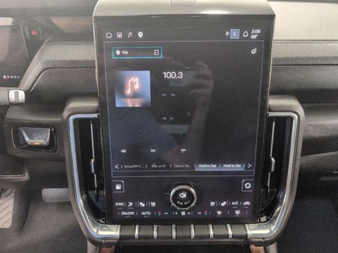 Used 2025 GMC Yukon XL Denali AWD/4WD image 8