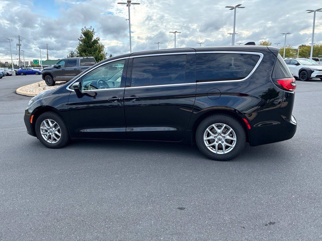 Used 2024 Chrysler Pacifica Touring-L FWD image 15