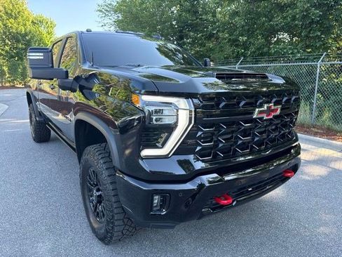 Used 2025 Chevrolet Silverado 2500 ZR2 w/ Technology Package AWD/4WD image 3