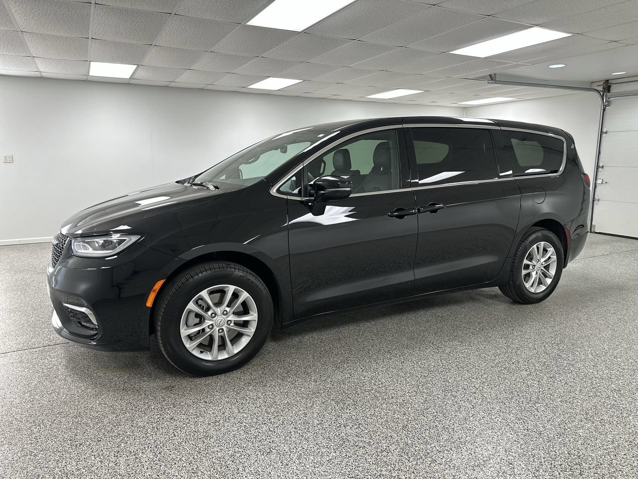Used 2026 Chrysler Pacifica Select AWD/4WD image 4