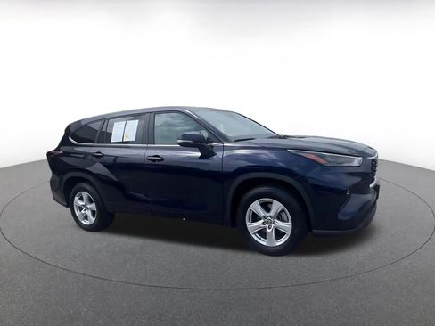 Used 2025 Toyota Highlander LE FWD image 2