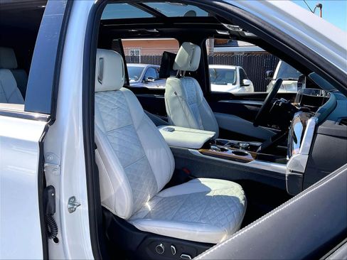 Used 2025 Cadillac Escalade Sport Platinum image 9