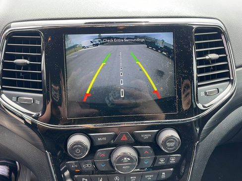 Used 2021 Jeep Grand Cherokee Laredo X image 18