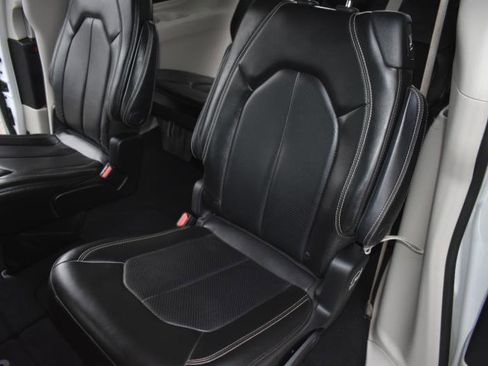 Used 2020 Chrysler Voyager Lxi image 21