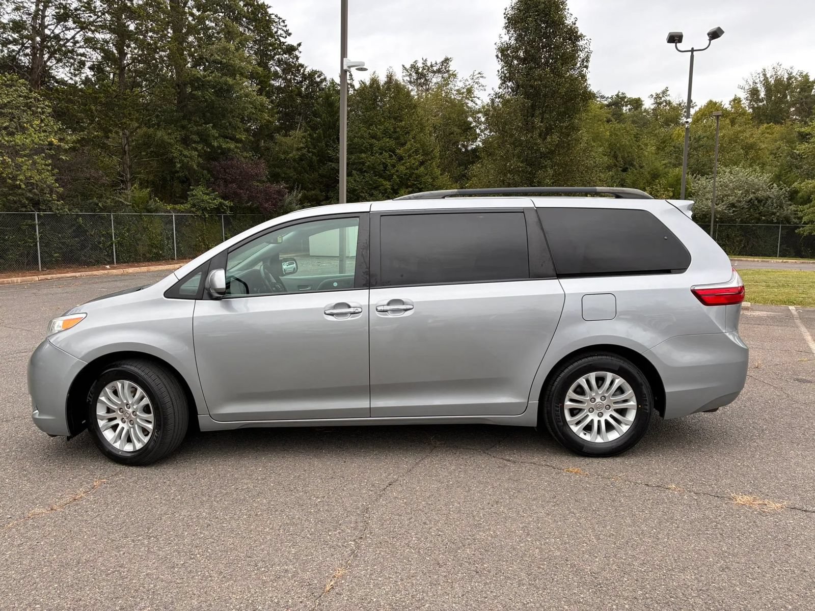 Used 2015 Toyota Sienna XLE FWD image 3