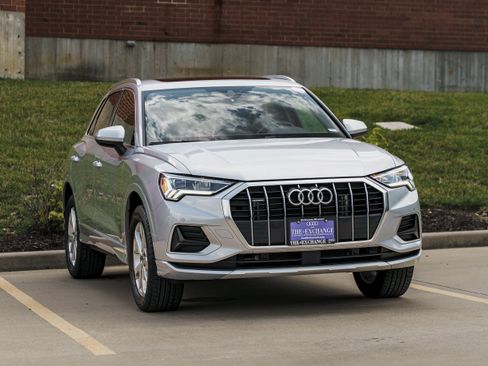 Used 2023 Audi Q3 2.0T Premium w/ Convenience Package AWD/4WD image 2