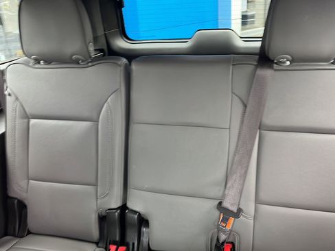 Used 2023 GMC Yukon XL SLT w/ SLT Luxury Package image 24