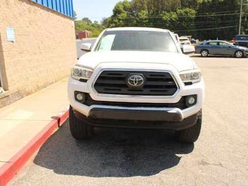 Used 2018 Toyota Tacoma SR5 RWD image 2