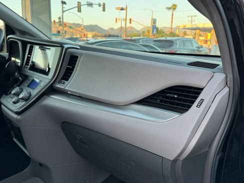 Used 2017 Toyota Sienna LE FWD image 12