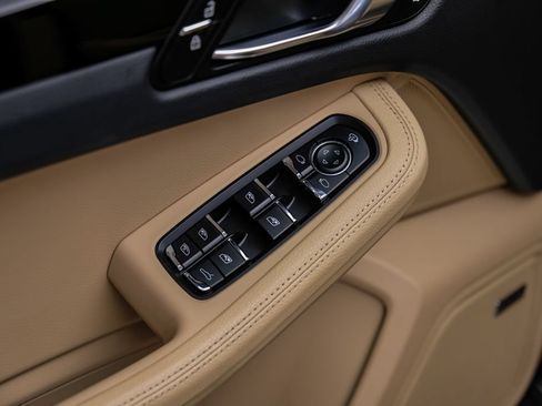 Used 2024 Porsche Macan AWD/4WD image 56