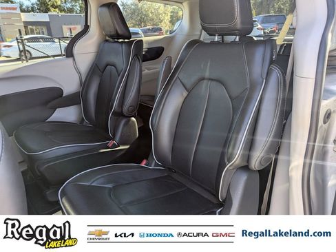 Used 2022 Chrysler Pacifica Limited image 16