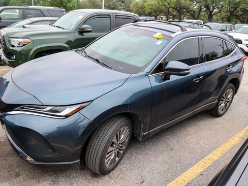 Used 2024 Toyota Venza XLE AWD/4WD image 3