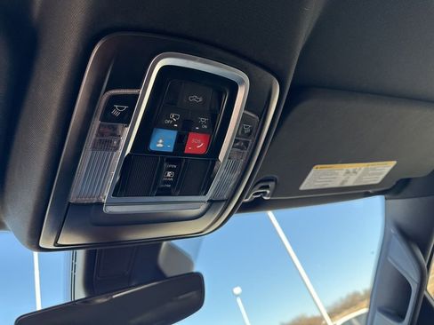 Used 2025 RAM 1500 Laramie image 32