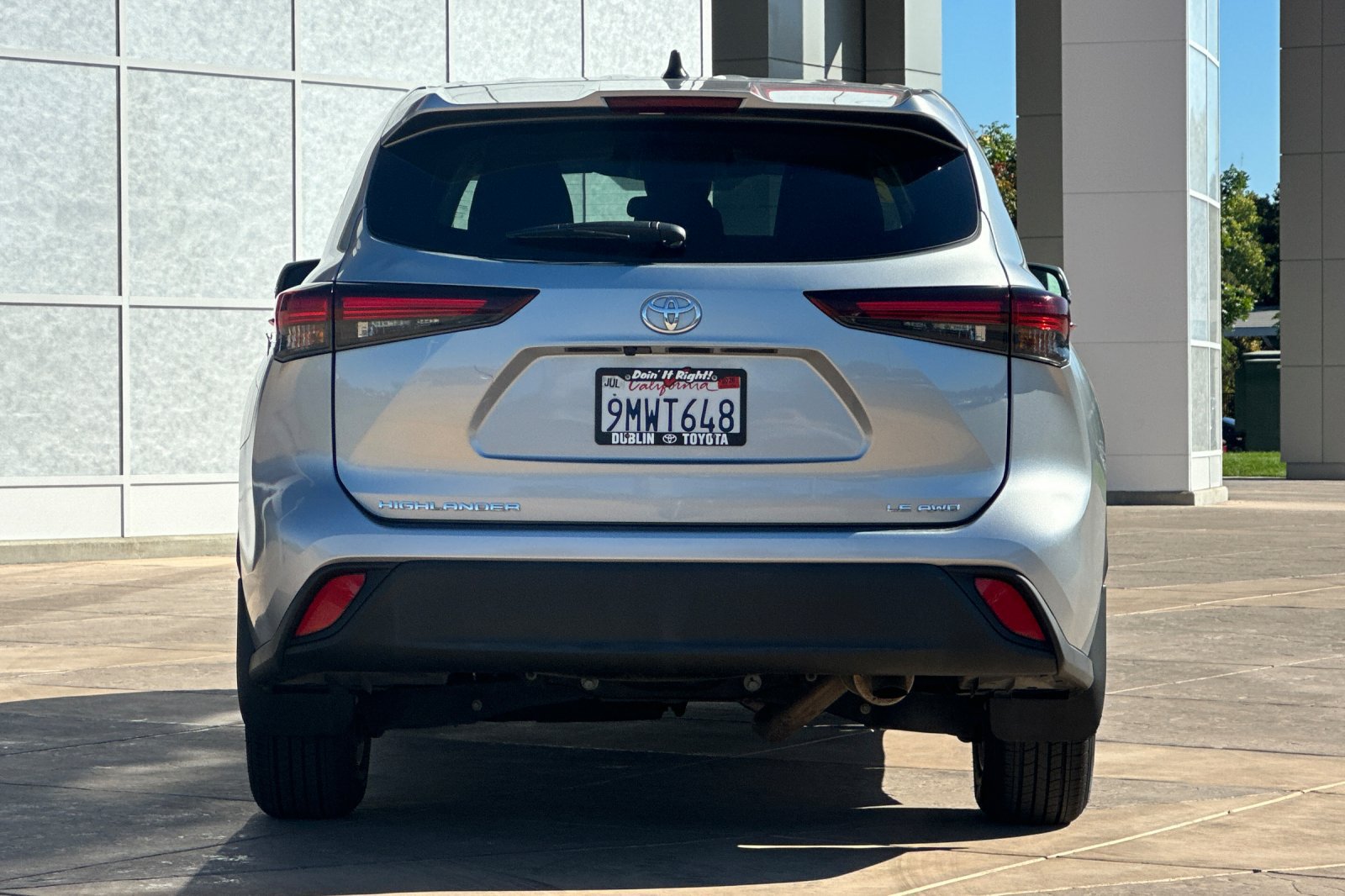 Used 2024 Toyota Highlander LE AWD/4WD image 5