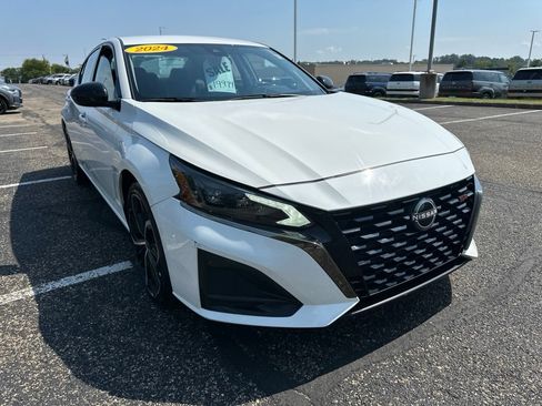 Used 2024 Nissan Altima 2.5 SR FWD image 14