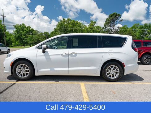 Used 2023 Chrysler Pacifica Touring-L FWD image 3