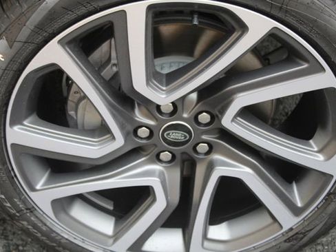 New 2025 Land Rover Discovery S image 8