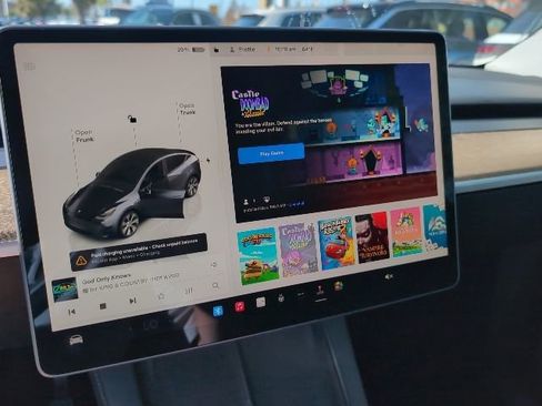 Used 2022 Tesla Model Y Long Range image 17