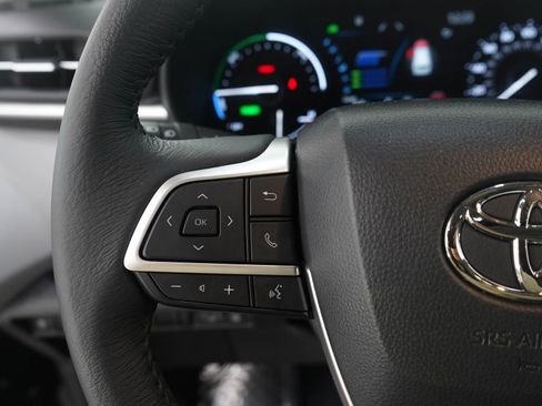 Used 2025 Toyota Sienna XLE image 25