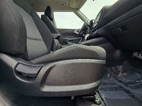 Used 2025 Kia Soul LX w/ LX Technology Package FWD image 16