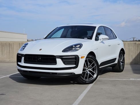 Certified 2025 Porsche Macan image 1