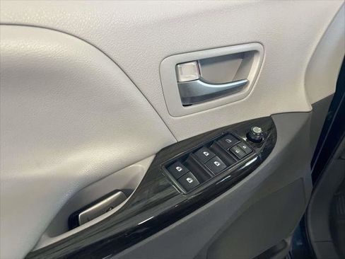 Used 2018 Toyota Sienna XLE image 15