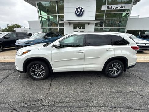 Used 2018 Toyota Highlander XLE AWD/4WD image 3