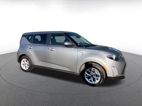 Used 2025 Kia Soul LX w/ LX Technology Package FWD image 2