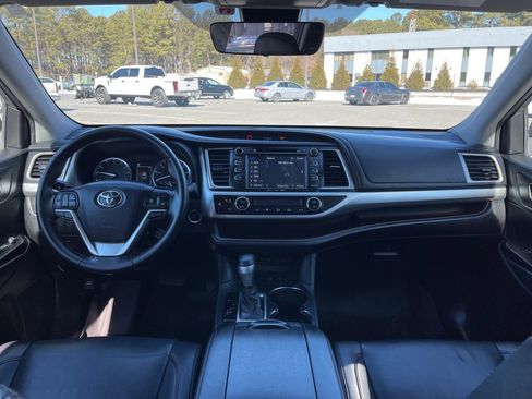 Used 2019 Toyota Highlander XLE image 8