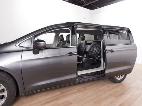 Used 2022 Chrysler Pacifica Touring-L AWD/4WD image 23