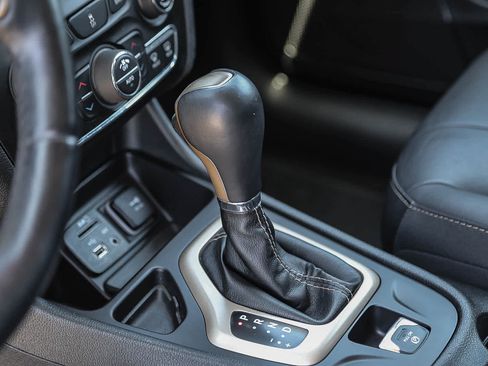 Used 2018 Jeep Cherokee Limited FWD image 20